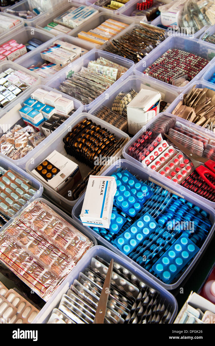 Sri Sathya Sai Baba mobile aufsuchende Krankenhausapotheke. Freie Medikamente und Dosierung Medikamente geben, alle Patienten.  Andhra Pradesh, Indien Stockfoto