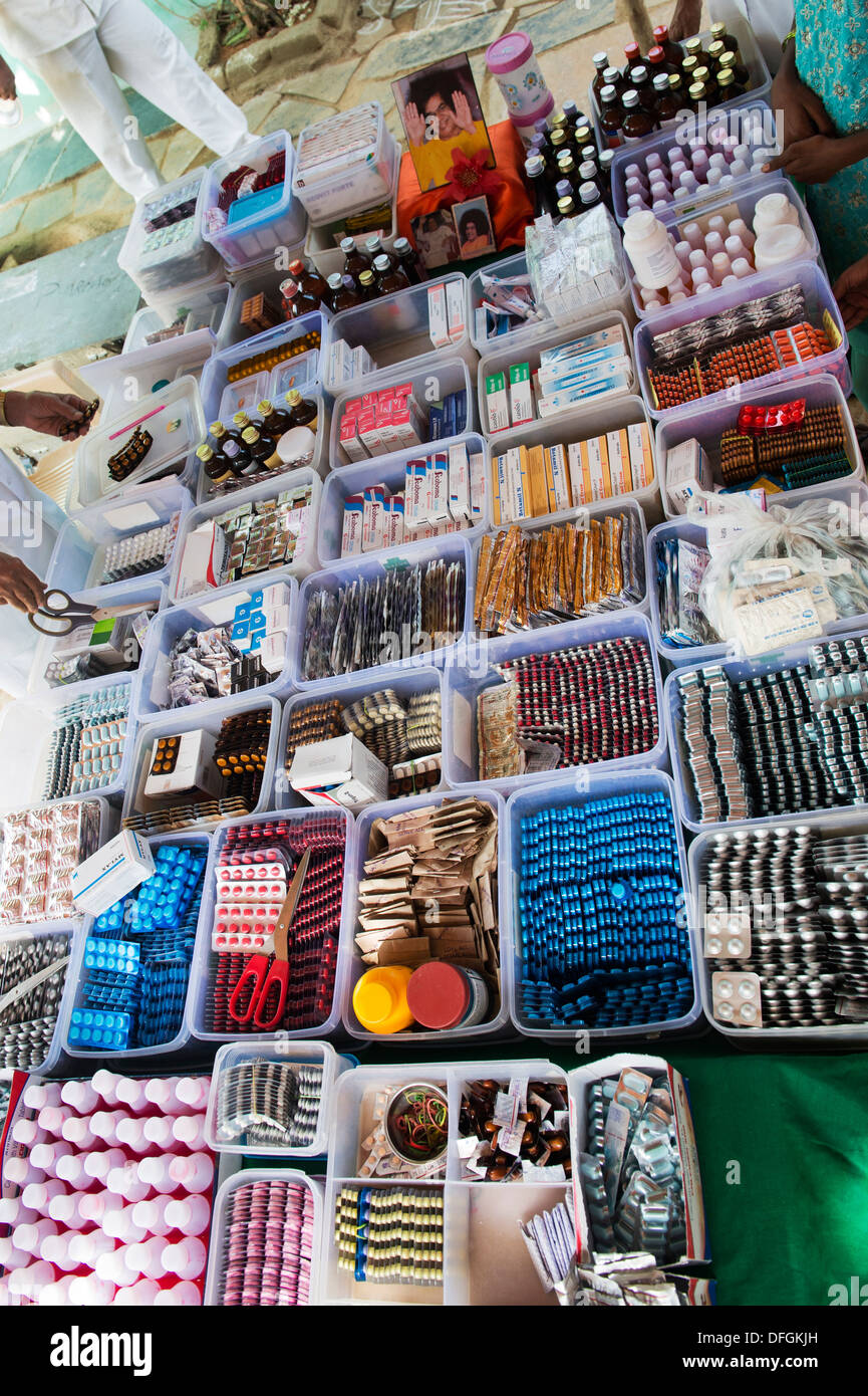 Sri Sathya Sai Baba mobile aufsuchende Krankenhausapotheke. Freie Medikamente und Dosierung Medikamente geben, alle Patienten.  Andhra Pradesh, Indien Stockfoto