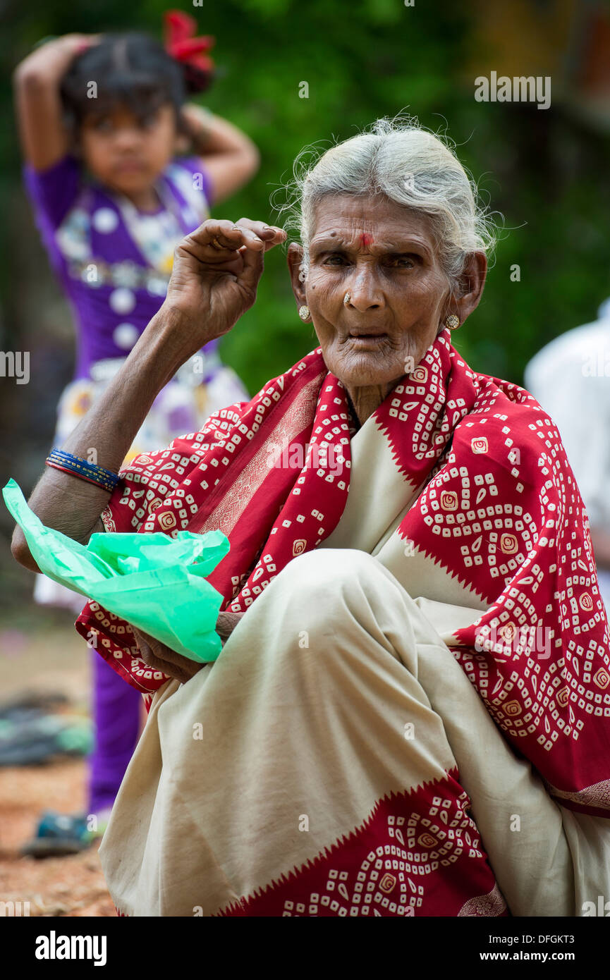 Alte indische Frau wartet am Klinikum mobile aufsuchende Sri Sathya Sai Baba. Andhra Pradesh, Indien Stockfoto