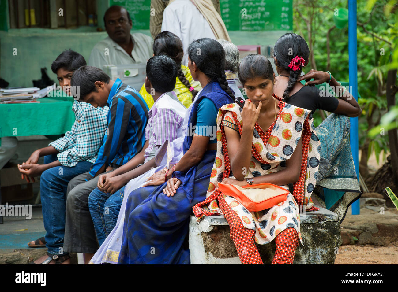 Inder warten kostenlos Medikamente zu Sri Sathya Sai Baba mobile aufsuchende Krankenhausapotheke. Indien Stockfoto