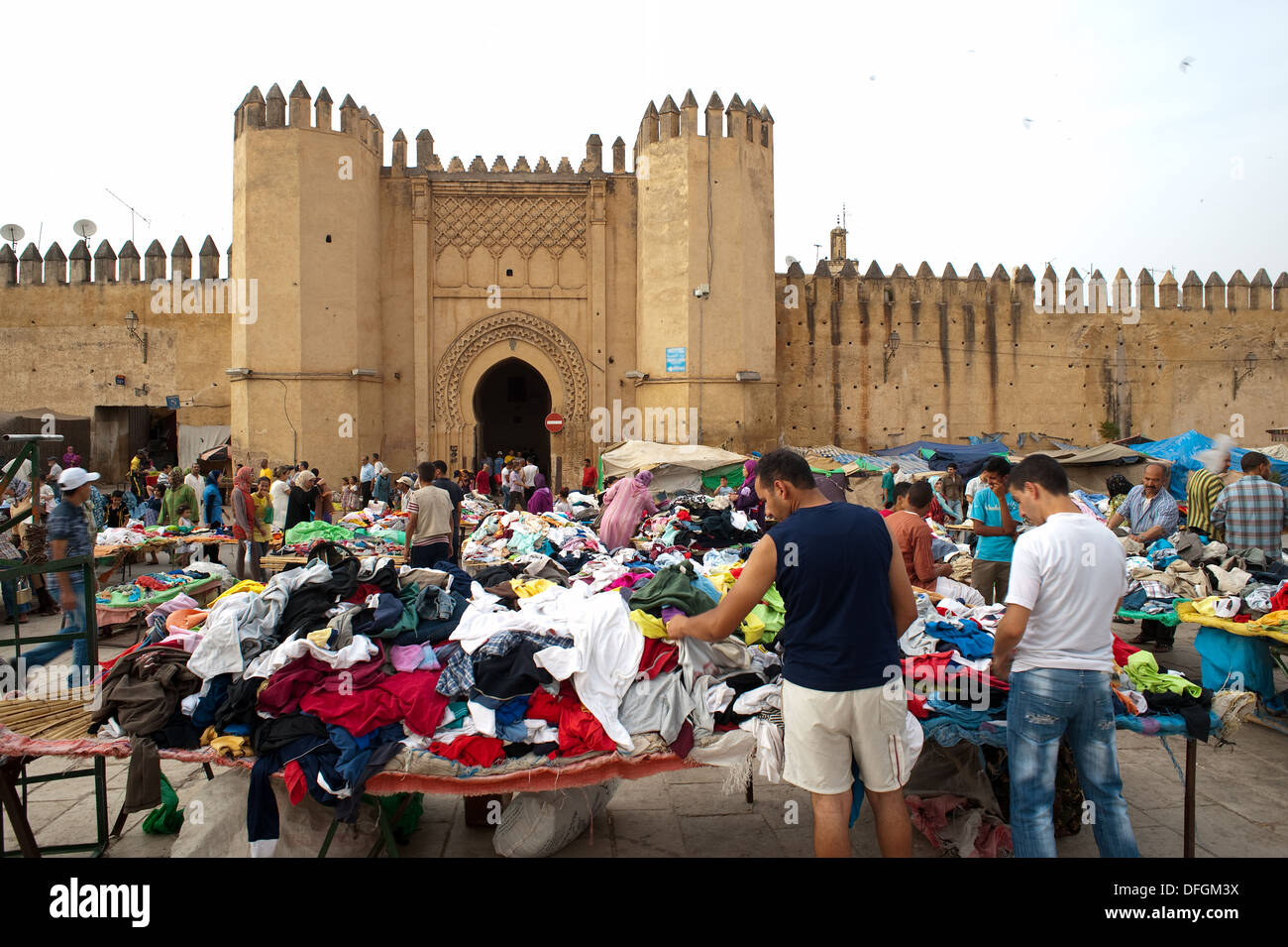 Billige Stoffmarkt in der "Medina" (Altstadt) (Marokko) Stockfoto