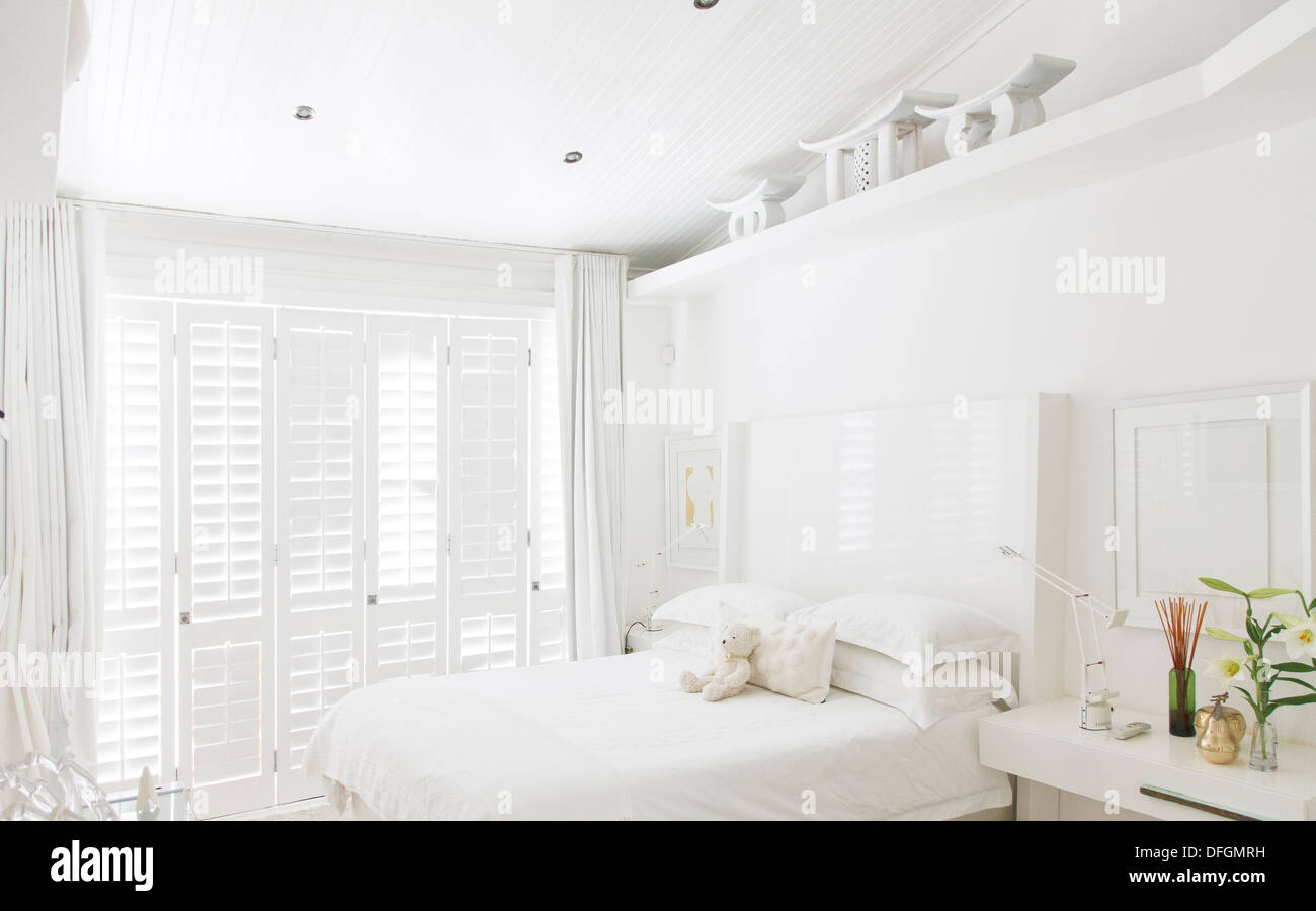 Weiße Schlafzimmer Stockfoto