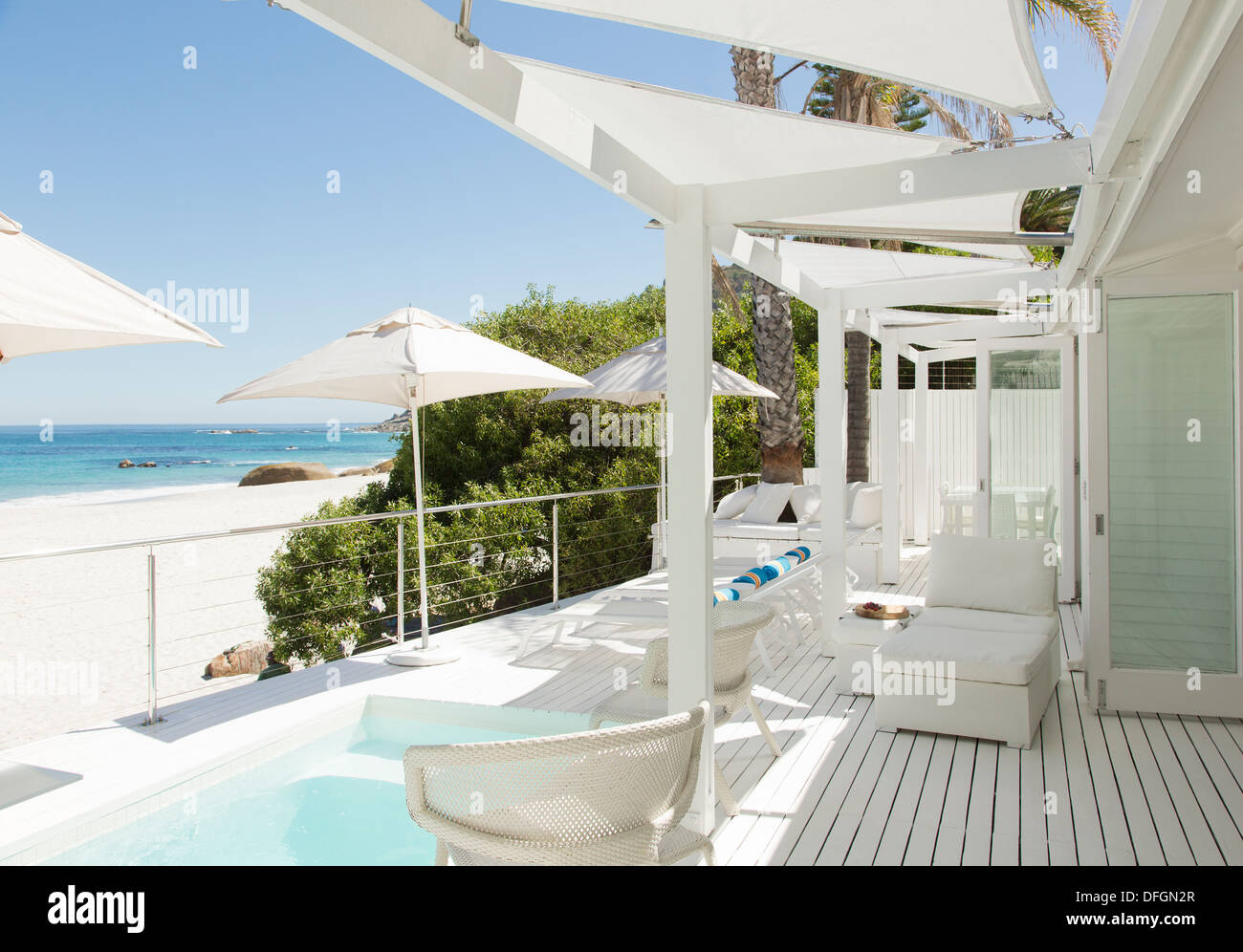 Terrasse mit Blick auf Strand und Meer Stockfoto