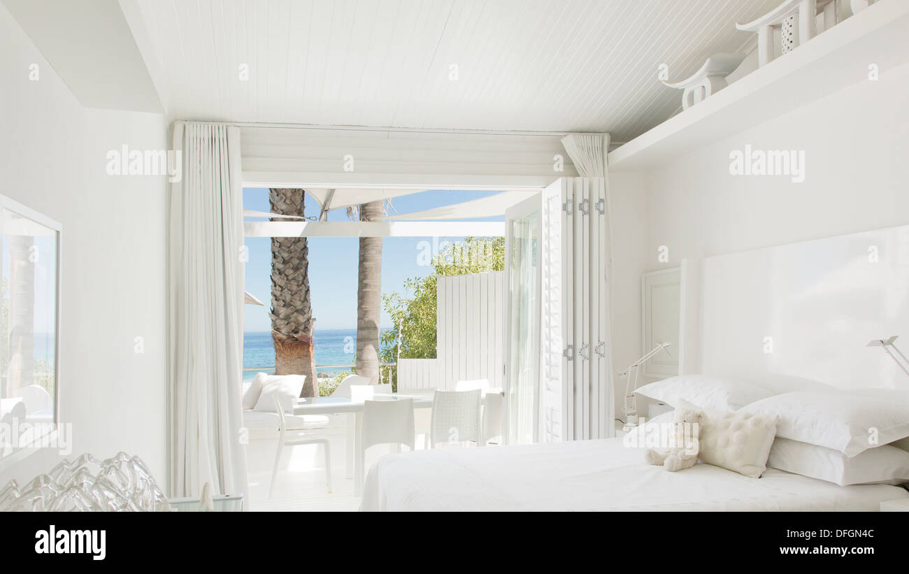Moderne Schlafzimmer mit Blick auf Strand und Meer Stockfoto