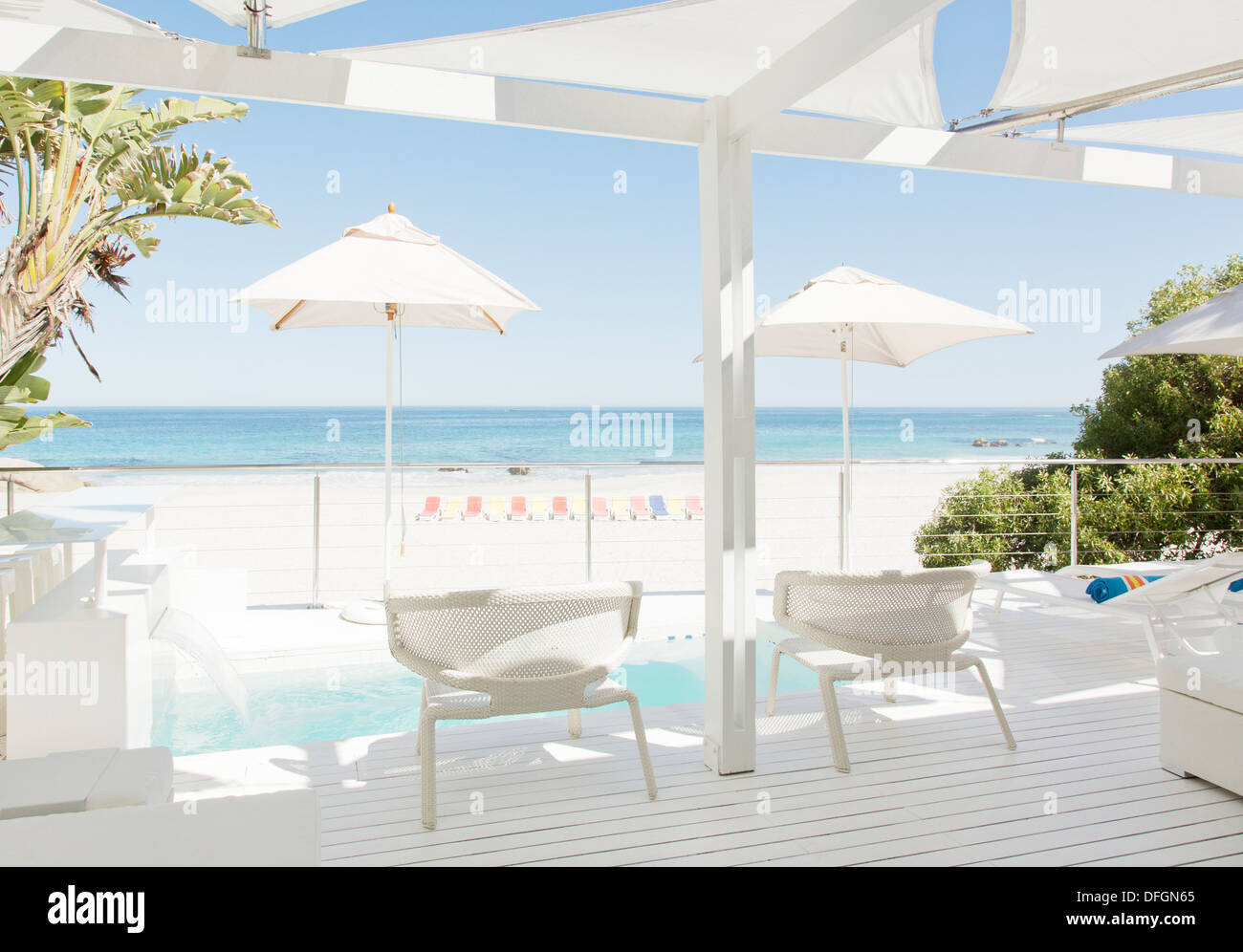 Terrasse mit Blick auf Strand und Meer Stockfoto