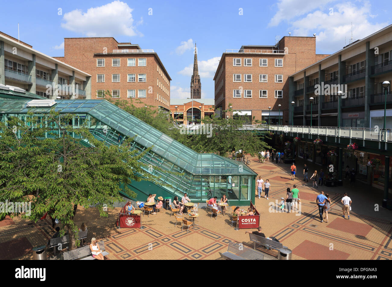 Cafés auf der oberen Fußgängerzone Shopping Centre in Coventry, an einem belebten Samstag in Warwickshire, West Midlands, UK Stockfoto