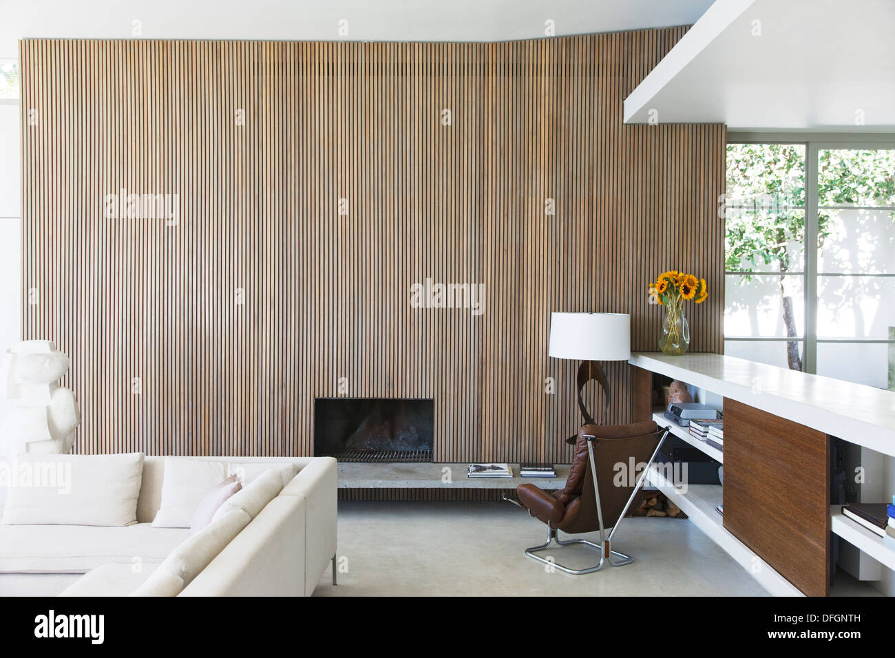 Holzwand modernes Wohnzimmer Stockfoto