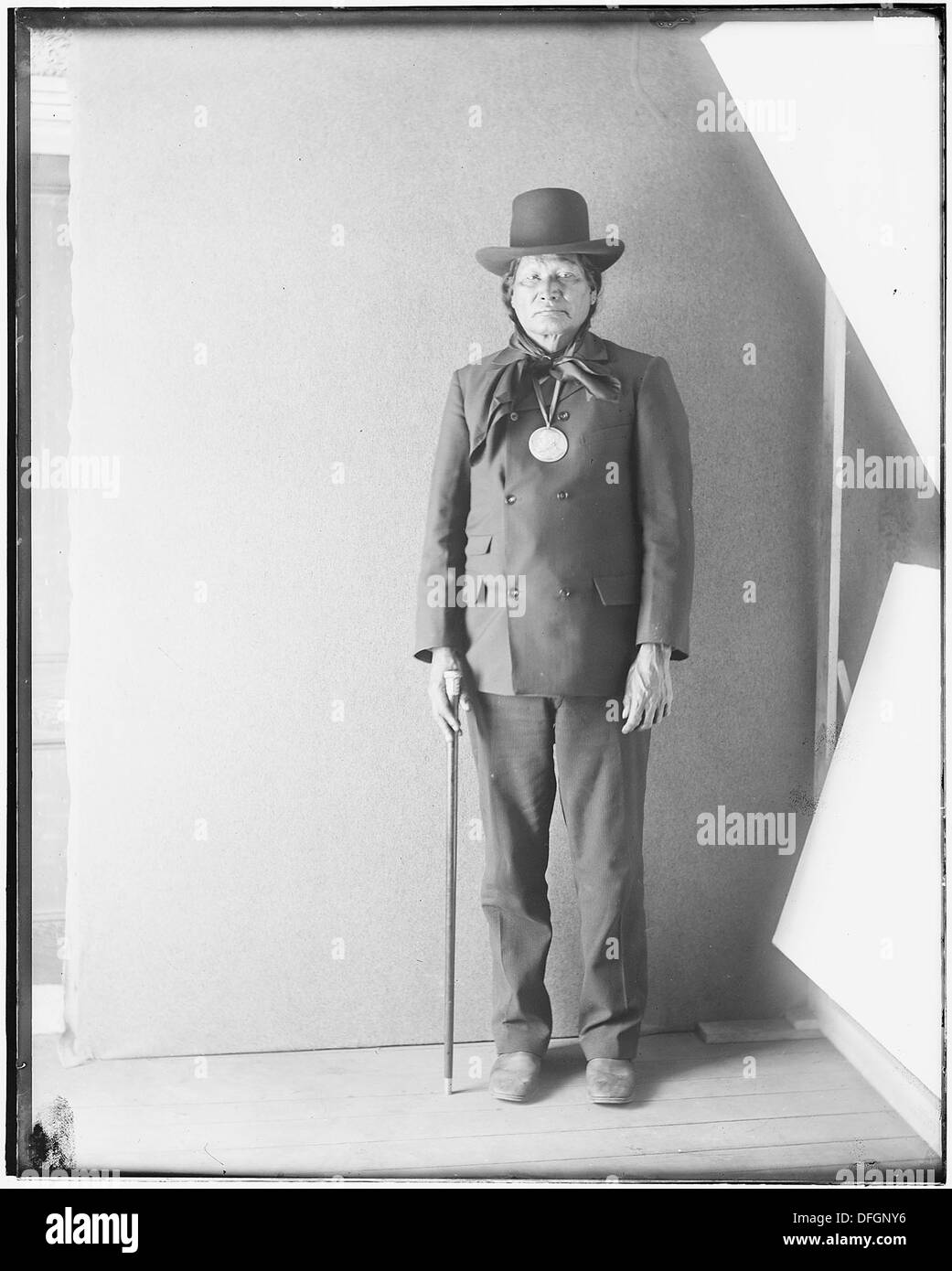 Ein Porträt eines nicht identifizierten Arapaho-Individuums in voller Länge, das einen seltenen Einblick in das Aussehen und die traditionelle Kleidung dieses indianischen Stammes bietet. Stockfoto