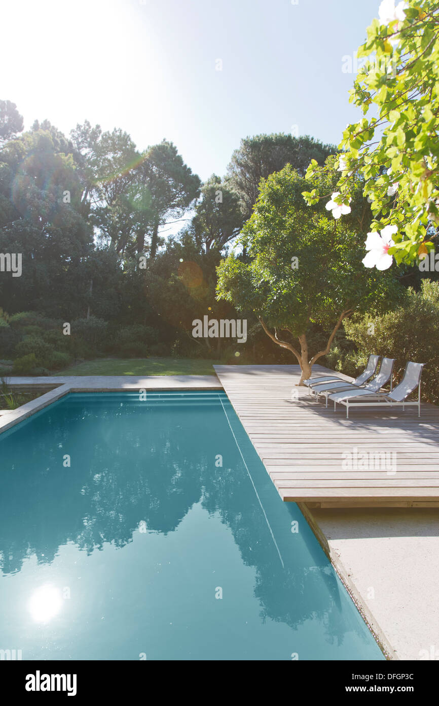 Liegestühle und Holzstühle Swimming Pool Stockfoto