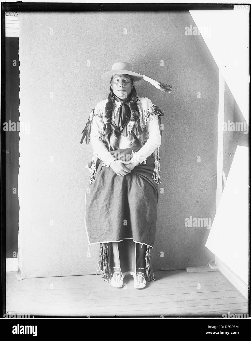 Ein abendfüllendes Porträt einer nicht identifizierten indigenen Person, das einen Einblick in die traditionelle Kleidung und den Stil der indianischen Kulturen bietet. Stockfoto