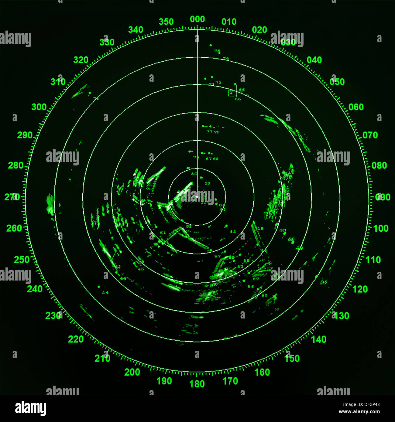 Modernes Schiff Radarbildschirm mit grünen runden Karte auf schwarzem Hintergrund Stockfoto
