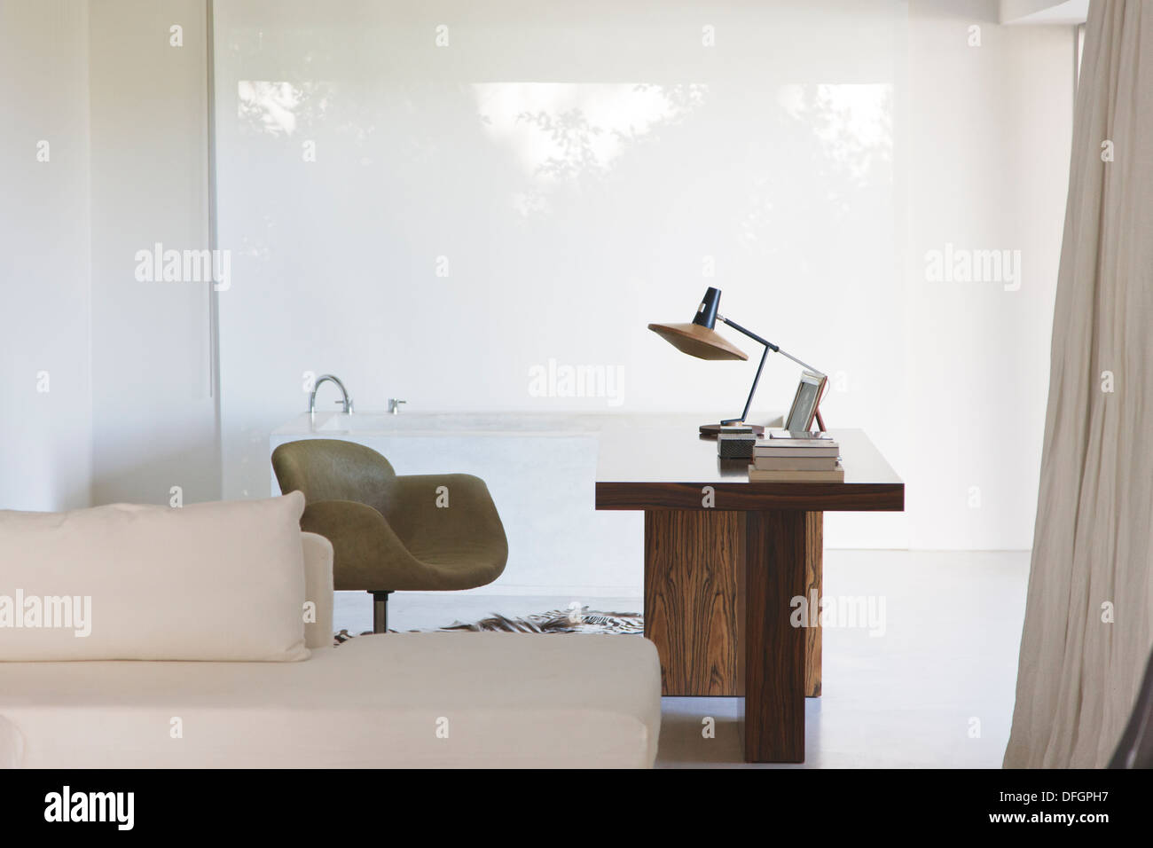 Schreibtisch und Badewanne im modernen Haus Stockfoto