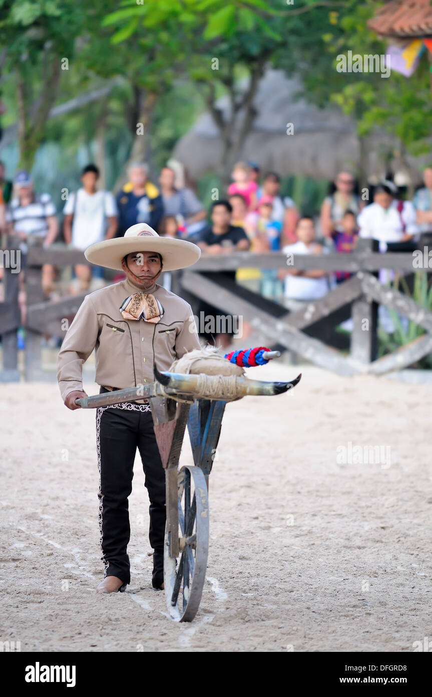 Mexikanische Mann in traditioneller Kleidung mit künstlichen Stierhörner für demonstration Stockfoto
