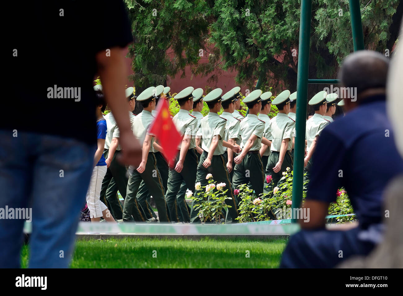 Chinesische Soldaten marschieren, während Zuschauer auf, die chinesische Flagge sehen Stockfoto