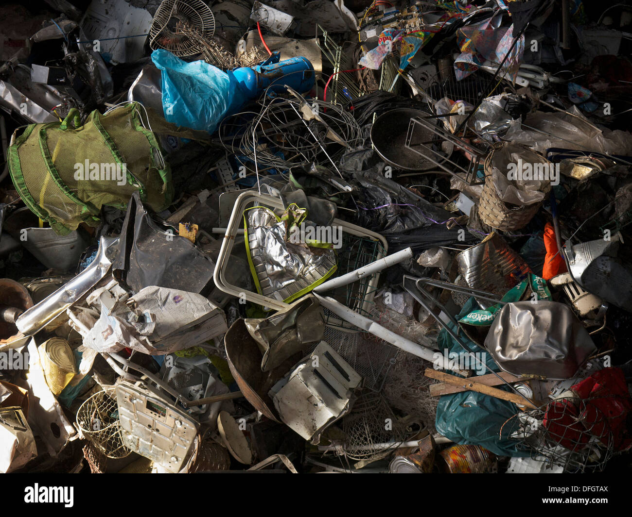 Erster Schritt im recycling von Hausmüll ist die Trennung der große Gegenstände, hier zu sehen. Stockfoto