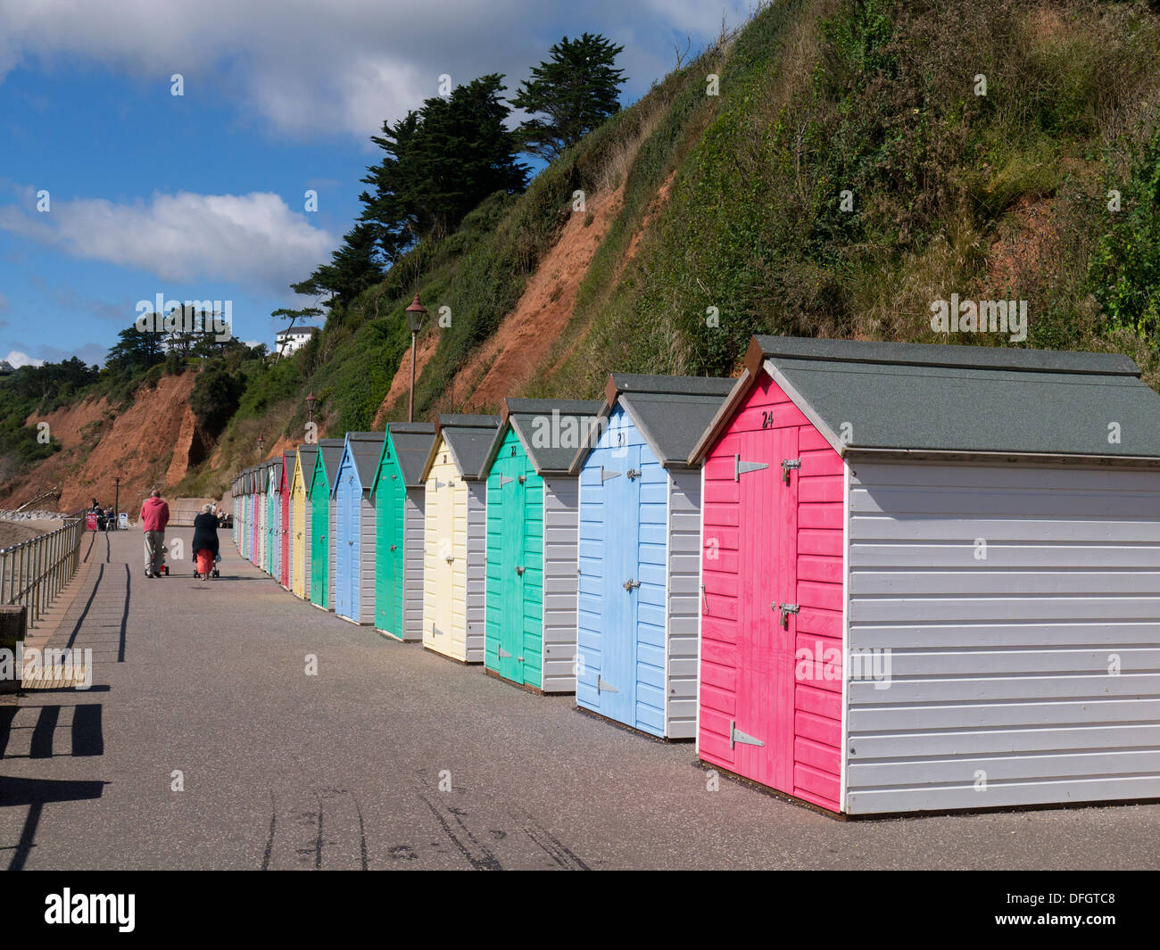 Umkleidekabinen am Strand von Seaton Devon England in leuchtenden Farben Stockfoto