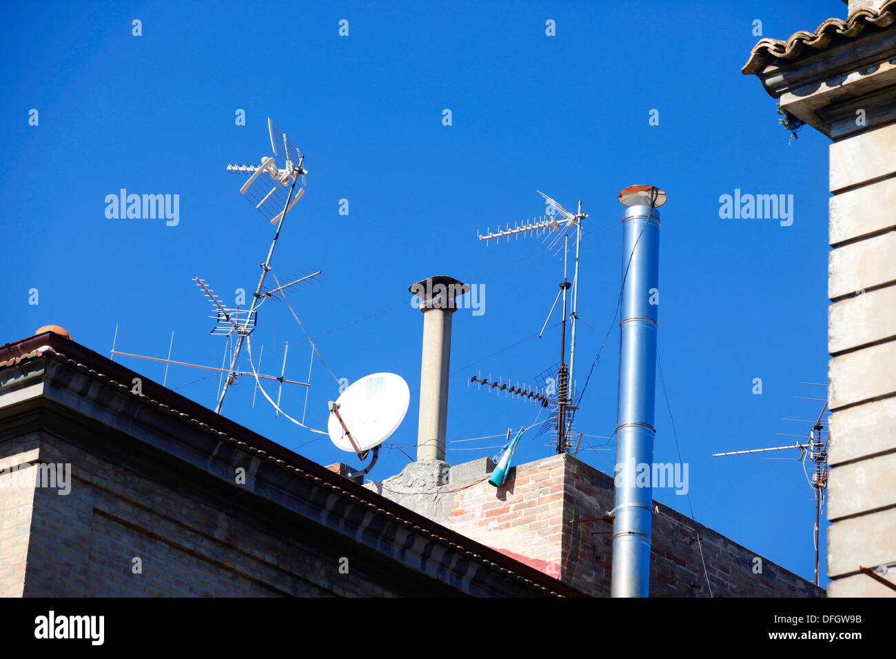 Fernsehantennen auf Gebäuden in Vasto, Italien. Stockfoto