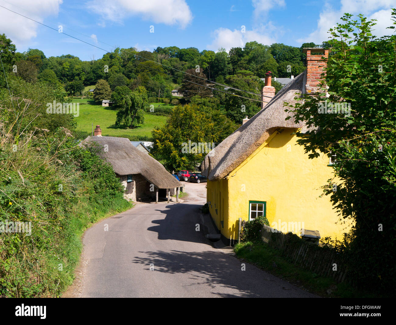 Reetdachhaus und alte Schmiede bei Branscombe Devon England Stockfoto