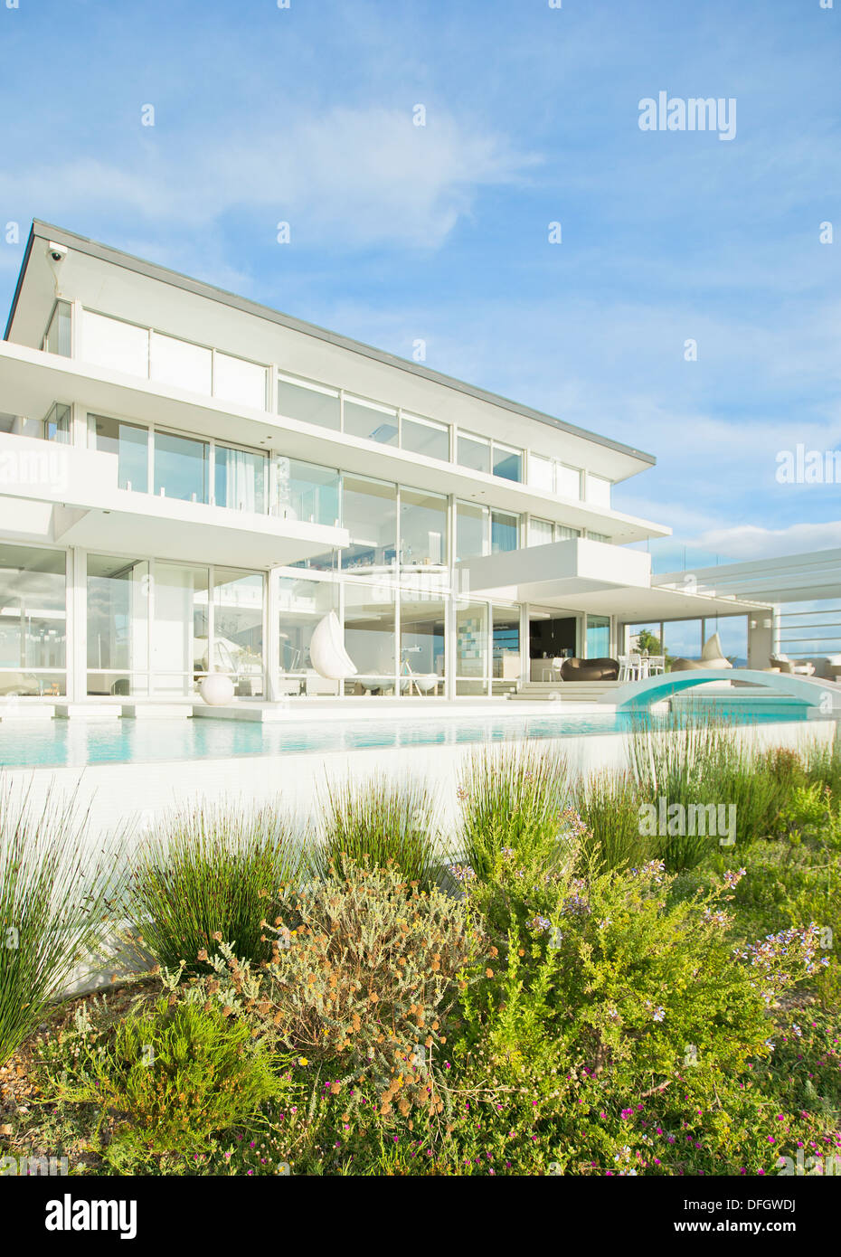 Schwimmbad und Landschaftsbau vor modernen Haus Stockfoto