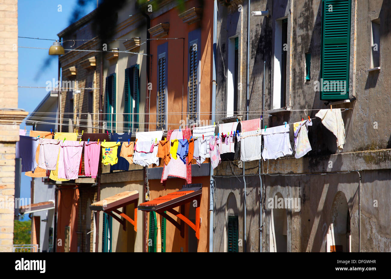 Waschen hängen in einer Straße in Vasto, Italien. Stockfoto