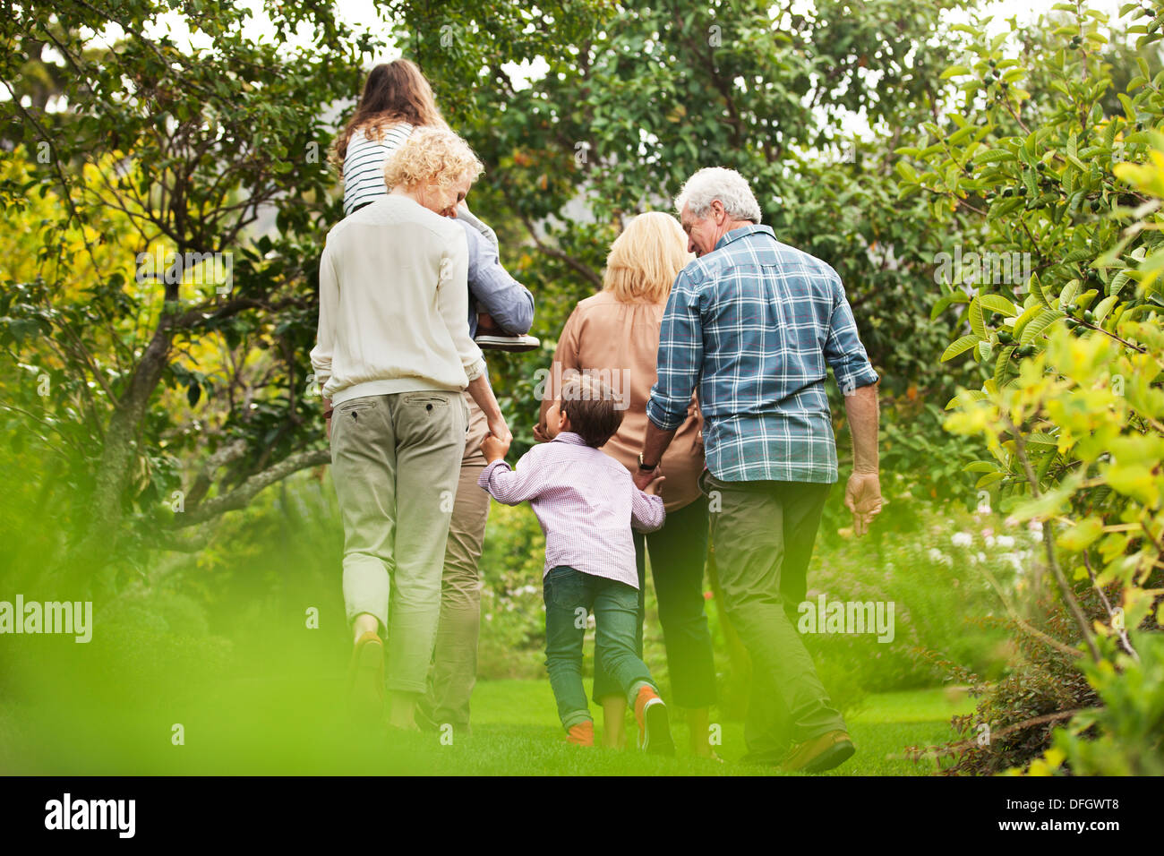 Mehr-Generationen-Familie Wandern im park Stockfoto