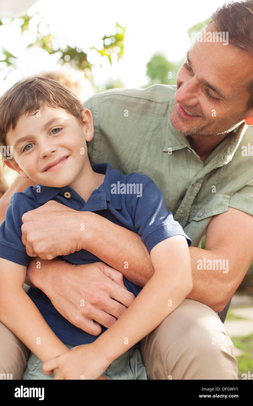 Vater und Sohn umarmt im freien Stockfoto