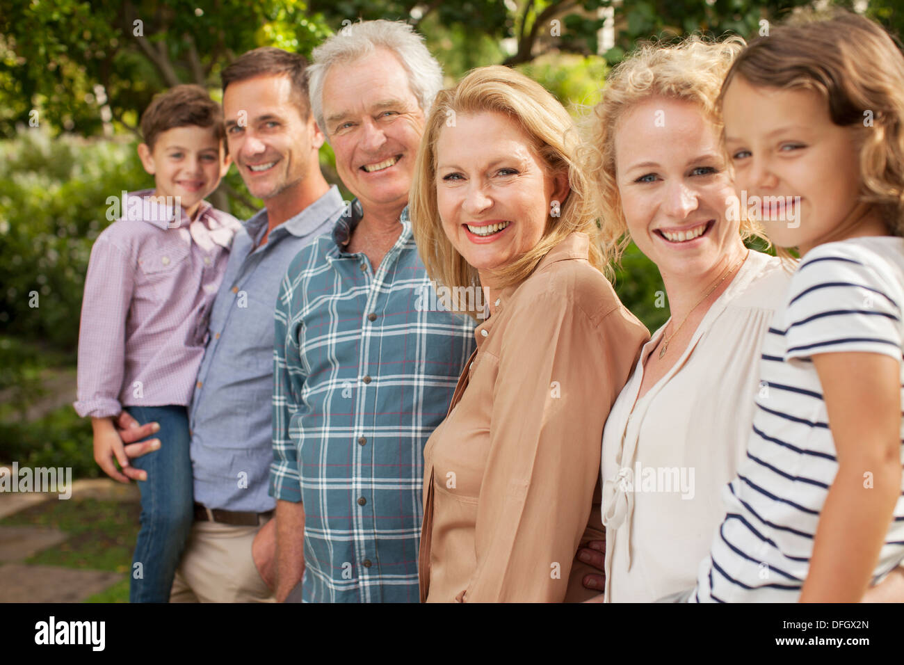 Porträt des mehr-Generationen-Familie lächelnd im freien Stockfoto