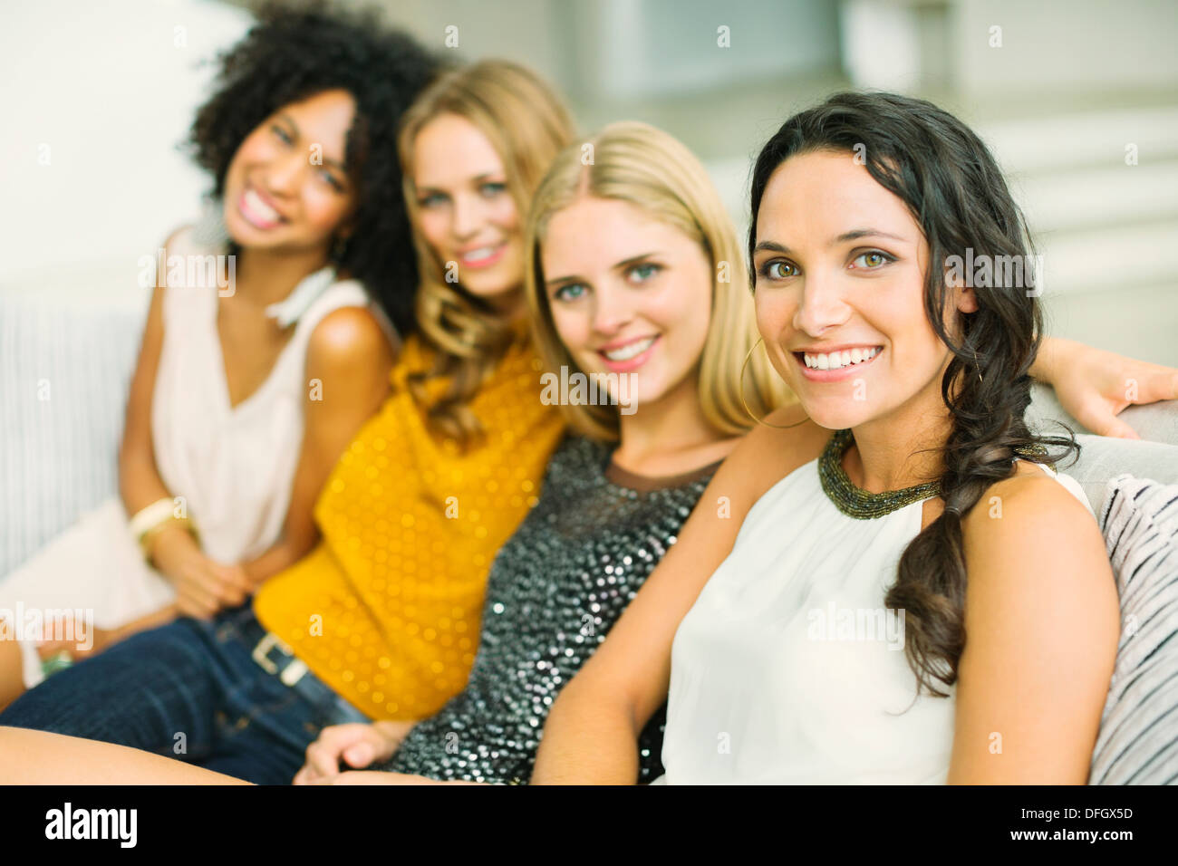 Porträt von lächelnden Frauen auf sofa Stockfoto