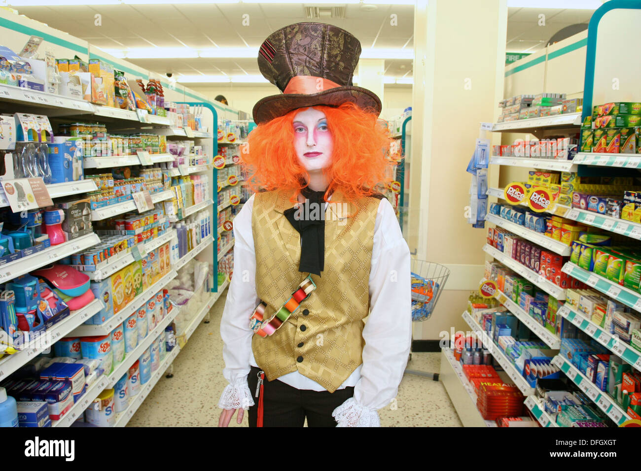 Supermarkt-Telefonzentrale in Halloween Kostüm Kostüm als "Der Hutmacher" von Alices Abenteuer im Wunderland. UK Stockfoto