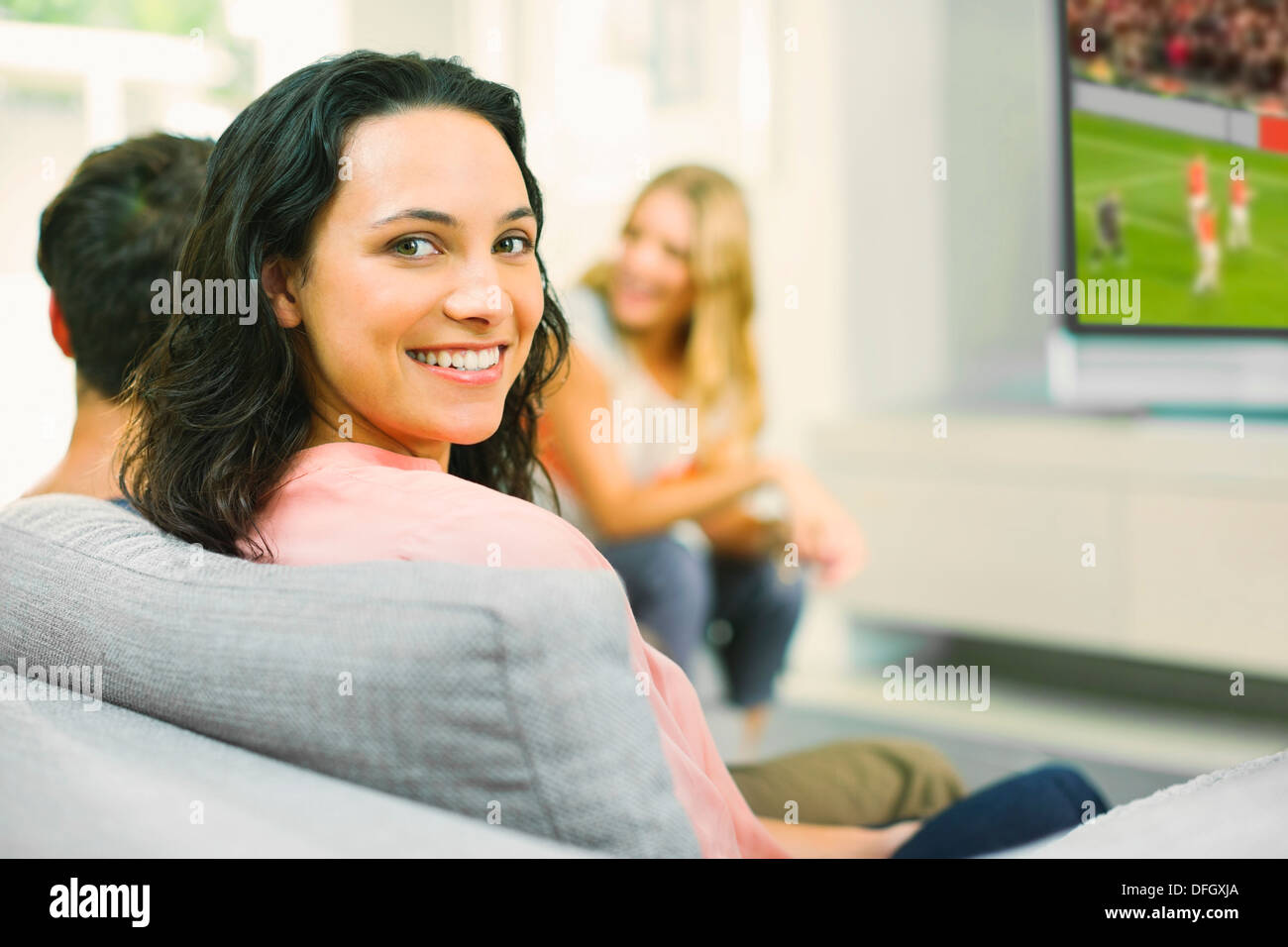 Porträt der lächelnde Frau auf sofa Stockfoto