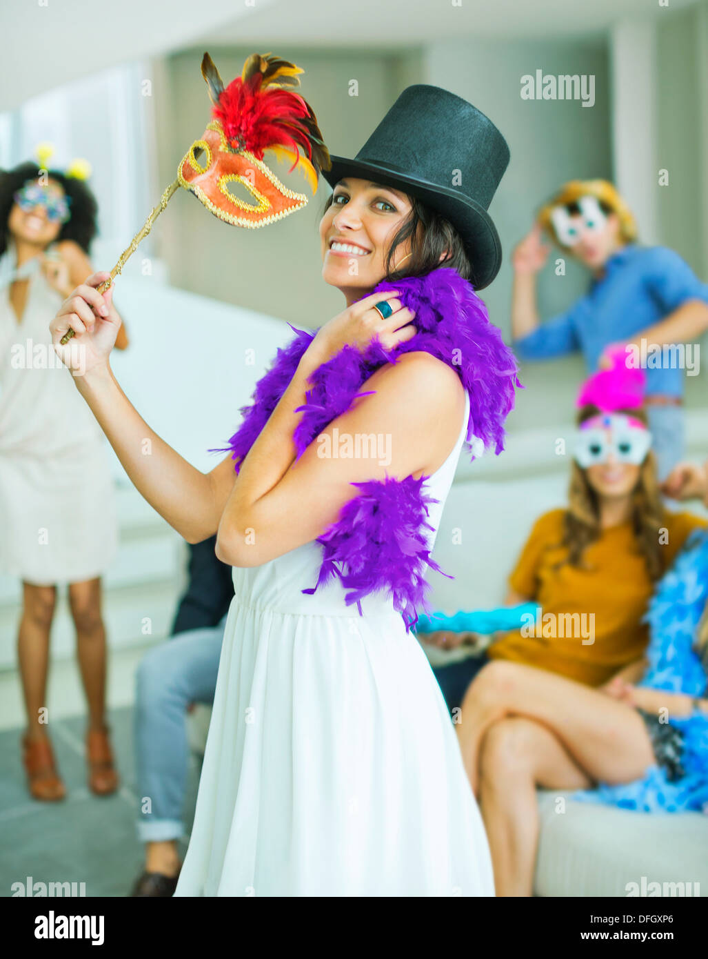 Frau mit dekorativen Hut mit Maske auf party Stockfoto