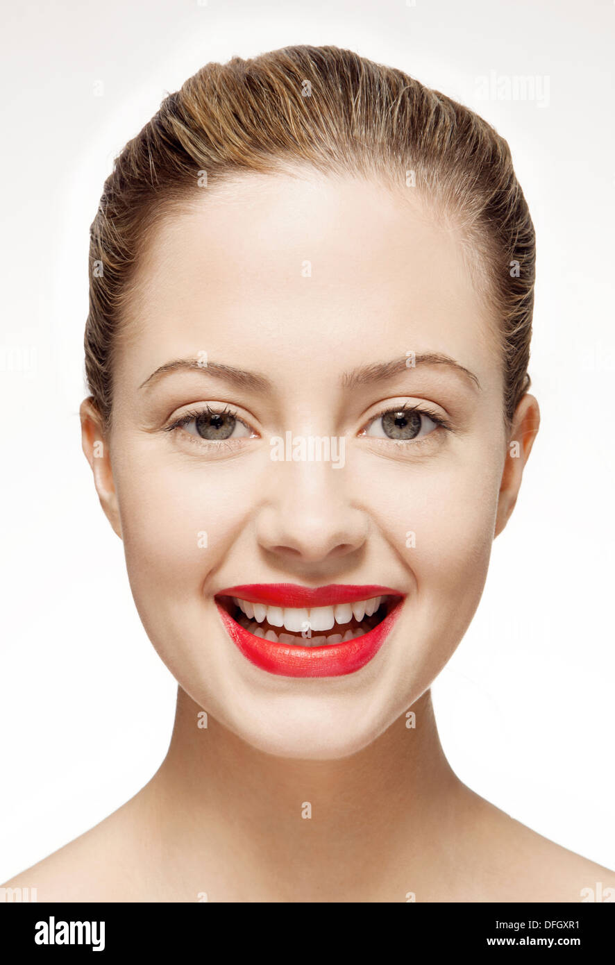 Lächelnde Frau mit roten Lippenstift Stockfoto