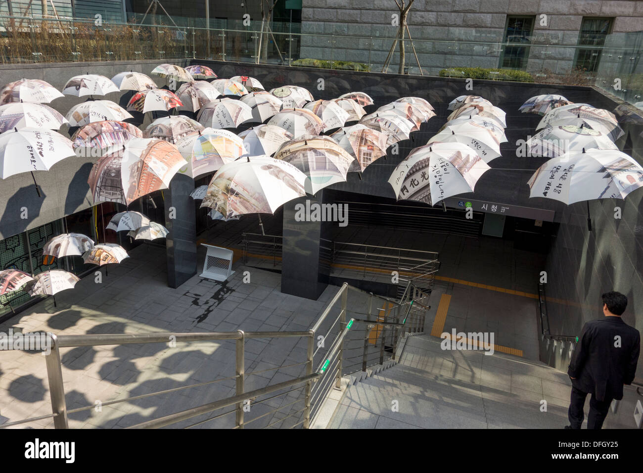 Installationskunst von Sonnenschirmen am Eingang der u-Bahn-Station, Seoul, Korea Stockfoto