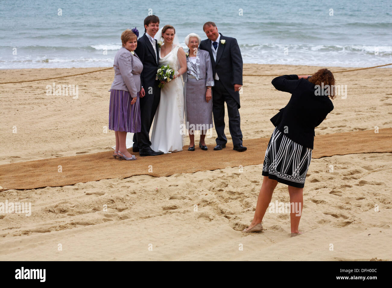 Hochzeitsparty mit Fotos am Strand von Bournemouth im September Stockfoto