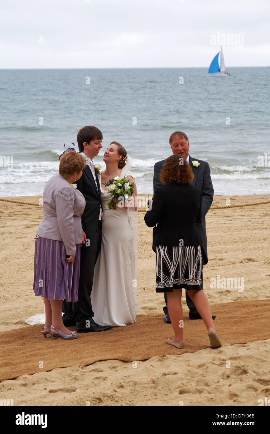 Fotograf Hochzeitsfeier Fotografieren am Strand von Bournemouth im September vorbereiten Stockfoto