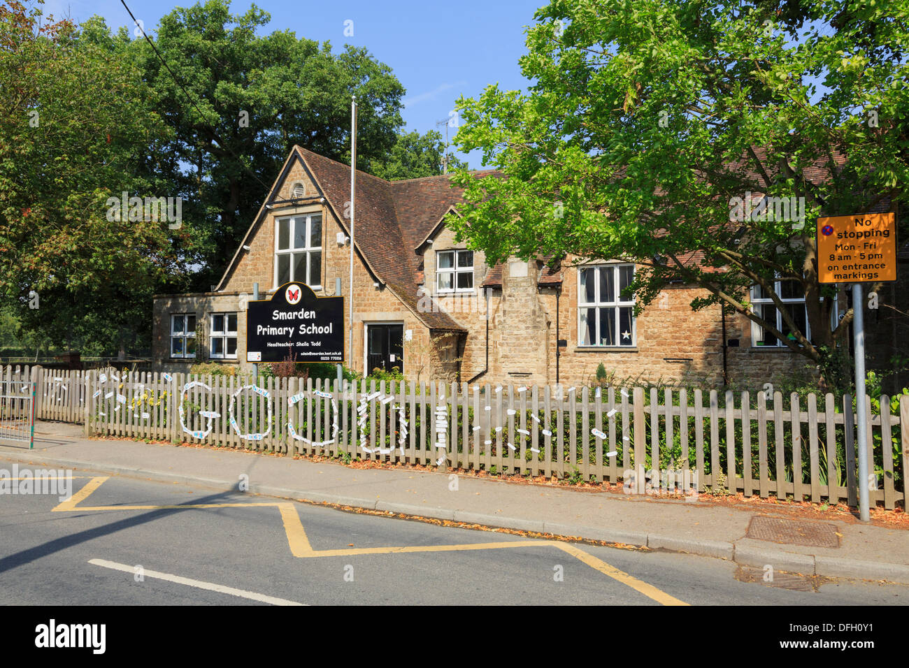 Kein Stopp-Schild und gelben Fahrbahnmarkierungen außerhalb einer Dorf-Grundschule in Smarden, Kent, England, UK, Großbritannien Stockfoto
