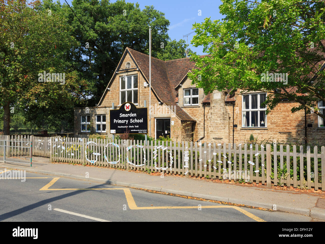Kein Anhalten gelben Fahrbahnmarkierungen außerhalb einer Dorf-Grundschule in Smarden, Kent, England, UK, Großbritannien Stockfoto
