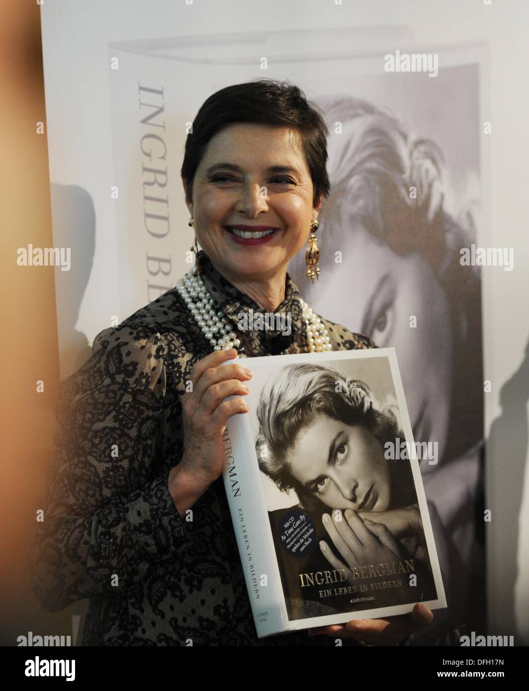 Hamburg, Deutschland. 4. Oktober 2013. Italienische Schauspielerin Isabella Rossellini präsentiert der Bildband über ihre Mutter "Ingrid Bergman: A Life in Pictures im Museum of Arts And Crafts in Hamburg, Deutschland, 4. Oktober 2013. Foto: ANGELIKA WARMUTH/Dpa/Alamy Live News Stockfoto