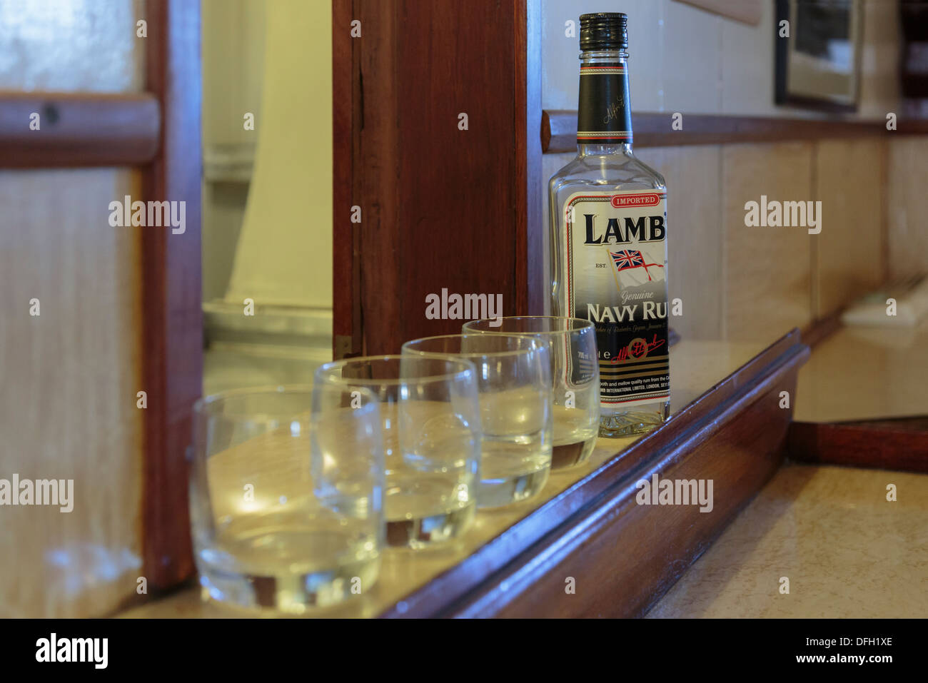 Flasche Lambs Navy Rum mit Brille im Speisesaal des Offiziers auf HMS Kavalier im Historic Dockyard in Chatham Kent England UK Stockfoto