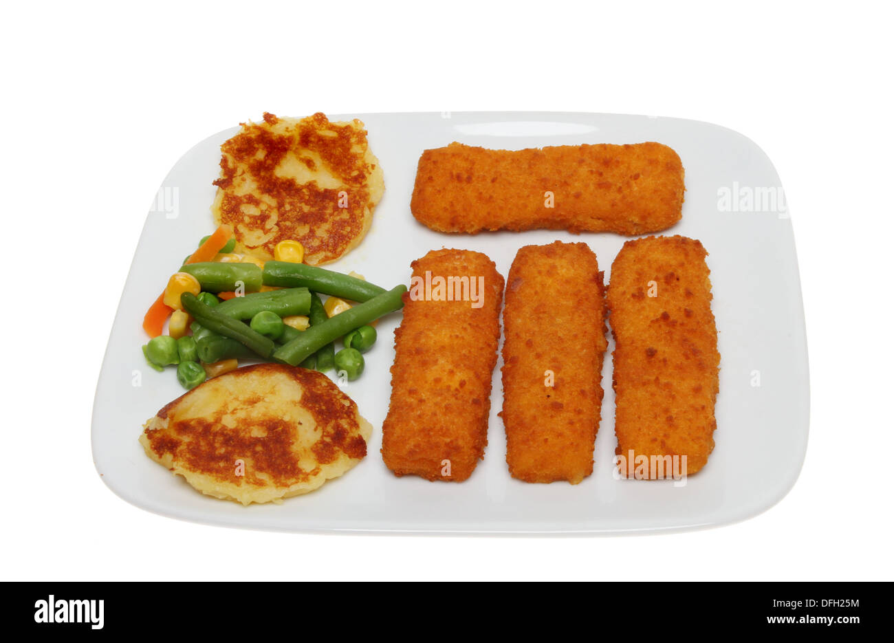 Kindermahlzeit von Fischstäbchen, gebratene Kartoffelpuffer und gemischtes Gemüse auf einem Teller isoliert gegen weiß Stockfoto