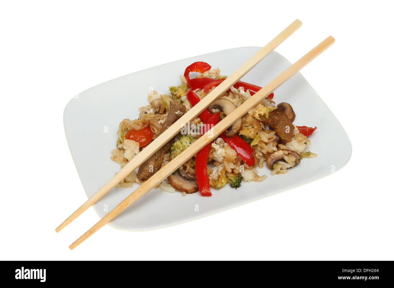 Rindfleisch-Wok mit Stäbchen auf dem Teller isoliert gegen weiß Stockfoto