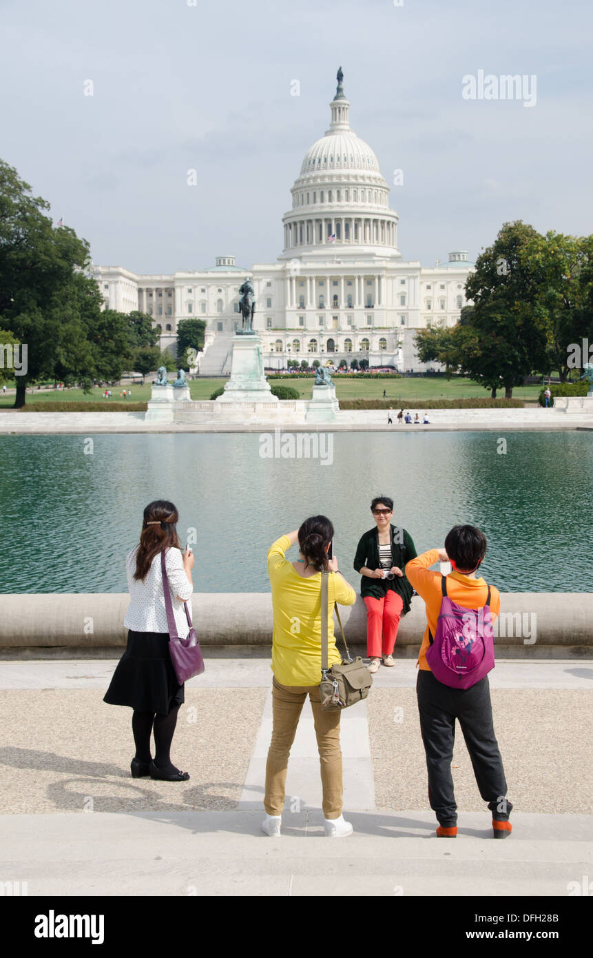 Asiatische Touristen posieren für Fotos vor dem US-Kongress während der Budget-Abschaltung der Oktober 2013. Stockfoto