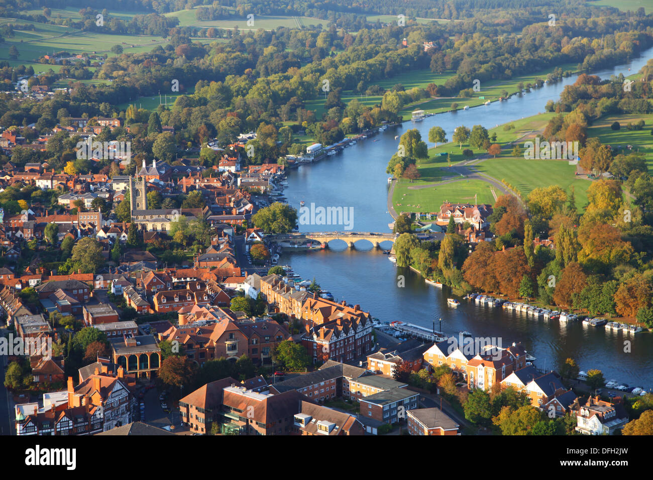 Sommer-Luftbild von Henley on Thames aus Ballon zeigt Regattastrecke Stockfoto