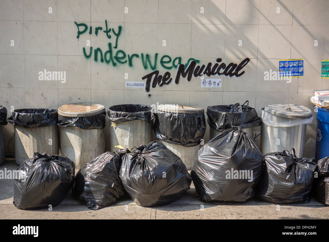 New York, USA. 4. Oktober 2013. Graffiti-Fans strömen in New Yorker Stadtteil Williamsburg auf Freitag, 4. Oktober 2013 zu einem der vierten Raten von Banksy-Graffiti-Kunst zu sehen. Bansky kommentiert vorhandenen Graffiti mit dem Satz "Das Musical" an drei Standorten in der Lower East Side, Bushwick und Williamsburg. Bildnachweis: Richard Levine/Alamy Live-Nachrichten Stockfoto