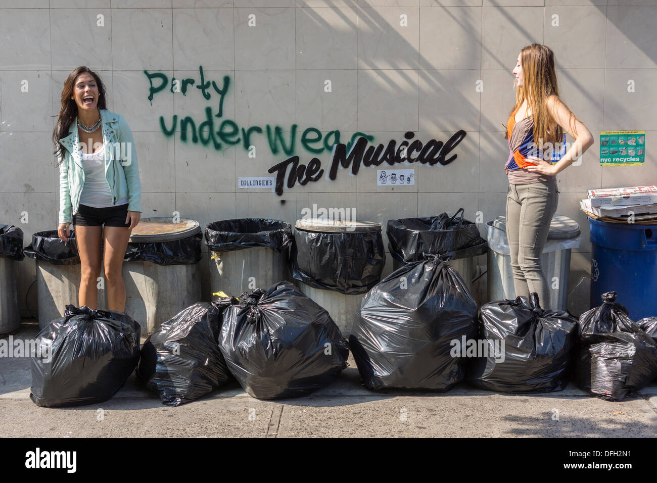 New York, USA. 4. Oktober 2013. Graffiti-Fans strömen in New Yorker Stadtteil Williamsburg auf Freitag, 4. Oktober 2013 zu einem der vierten Raten von Banksy-Graffiti-Kunst zu sehen. Bansky kommentiert vorhandenen Graffiti mit dem Satz "Das Musical" an drei Standorten in der Lower East Side, Bushwick und Williamsburg. Bildnachweis: Richard Levine/Alamy Live-Nachrichten Stockfoto