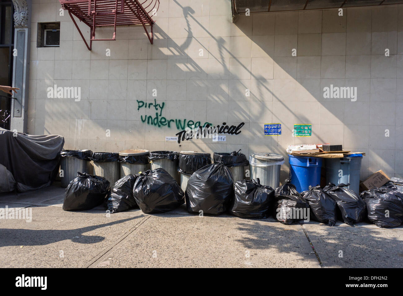 New York, USA. 4. Oktober 2013. Graffiti-Fans strömen in New Yorker Stadtteil Williamsburg auf Freitag, 4. Oktober 2013 zu einem der vierten Raten von Banksy-Graffiti-Kunst zu sehen. Bansky kommentiert vorhandenen Graffiti mit dem Satz "Das Musical" an drei Standorten in der Lower East Side, Bushwick und Williamsburg. Bildnachweis: Richard Levine/Alamy Live-Nachrichten Stockfoto