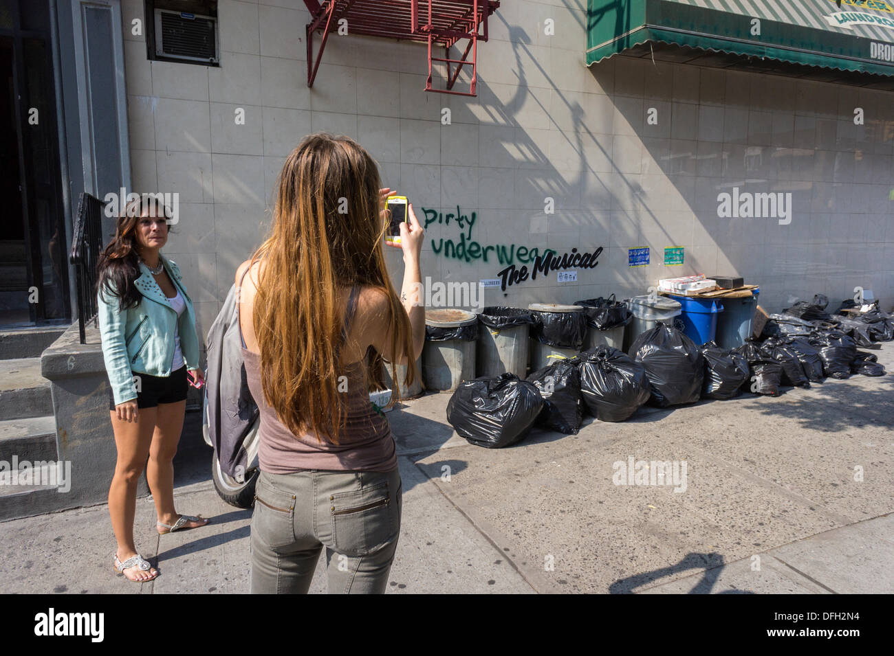 New York, USA. 4. Oktober 2013. Graffiti-Fans strömen in New Yorker Stadtteil Williamsburg auf Freitag, 4. Oktober 2013 zu einem der vierten Raten von Banksy-Graffiti-Kunst zu sehen. Bansky kommentiert vorhandenen Graffiti mit dem Satz "Das Musical" an drei Standorten in der Lower East Side, Bushwick und Williamsburg. Bildnachweis: Richard Levine/Alamy Live-Nachrichten Stockfoto