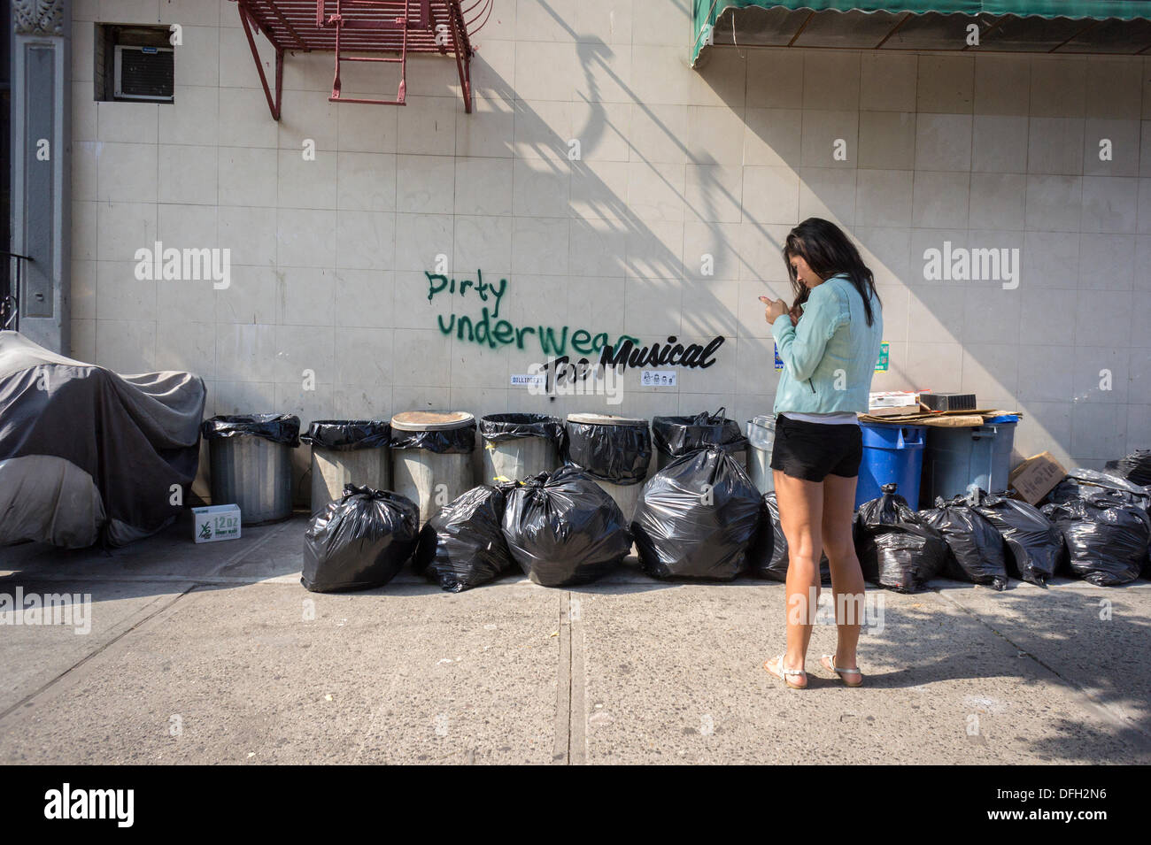 New York, USA. 4. Oktober 2013. Graffiti-Fans strömen in New Yorker Stadtteil Williamsburg auf Freitag, 4. Oktober 2013 zu einem der vierten Raten von Banksy-Graffiti-Kunst zu sehen. Bansky kommentiert vorhandenen Graffiti mit dem Satz "Das Musical" an drei Standorten in der Lower East Side, Bushwick und Williamsburg. Bildnachweis: Richard Levine/Alamy Live-Nachrichten Stockfoto