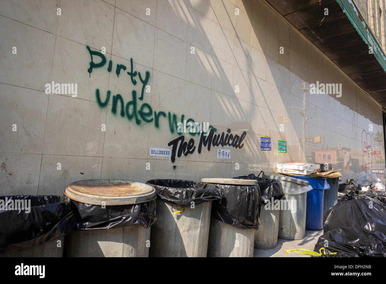 New York, USA. 4. Oktober 2013. Graffiti-Fans strömen in New Yorker Stadtteil Williamsburg auf Freitag, 4. Oktober 2013 zu einem der vierten Raten von Banksy-Graffiti-Kunst zu sehen. Bansky kommentiert vorhandenen Graffiti mit dem Satz "Das Musical" an drei Standorten in der Lower East Side, Bushwick und Williamsburg. Bildnachweis: Richard Levine/Alamy Live-Nachrichten Stockfoto