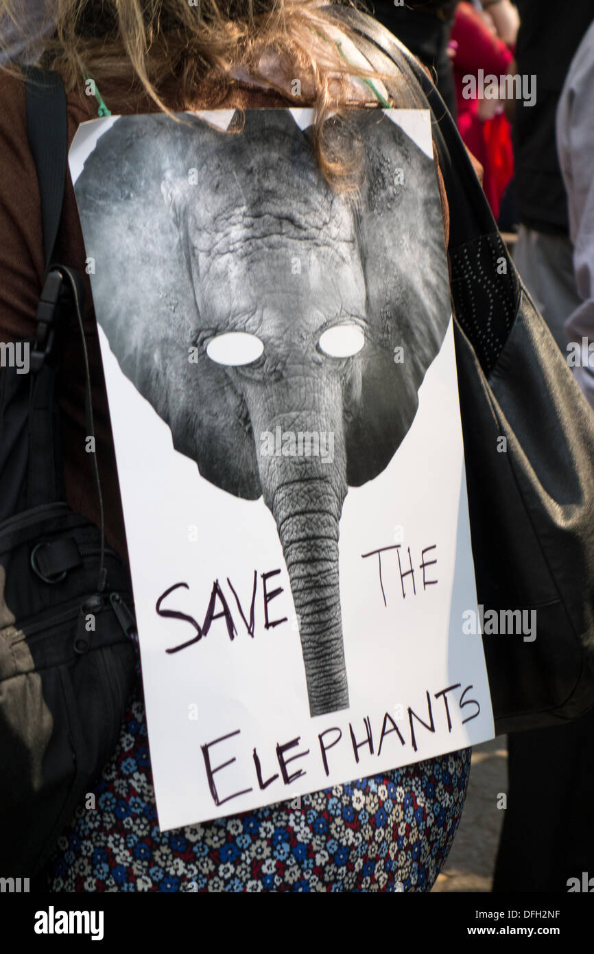 New York, NY, USA. 4. Oktober 2013. Anhänger der iWorry März eine Kampagne gegen die Tötung von Elefanten für ihr Elfenbein Stoßzähne. Sie den Kopf für die Vereinten Nationen einen Brief fordert härtere Strafen und eine Änderung der globalen Richtlinien in Bezug auf die Tötung von Elefanten und den Verkauf von Elfenbein zu präsentieren. Die David Sheldrick Wildlife Trust hat die iWorry Marken in 15 Städten rund um den Globus in die einzelne größte Demonstration des Bewusstseins für Elefanten organisiert. Bildnachweis: Paulette Sinclair/Alamy Live-Nachrichten Stockfoto